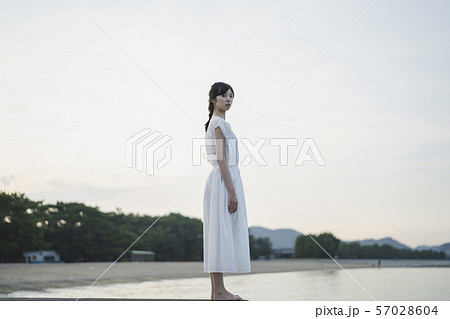 夕暮れの海の女性 57028604