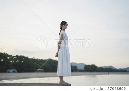 夕暮れの海の女性 57028606