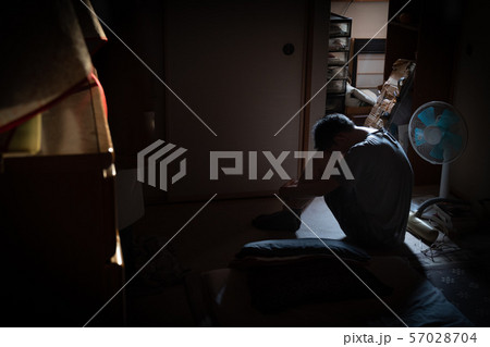 ひきこもり男性のイメージ写真。社会問題のイメージ。 ひきこもり男性のイメージ写真。社会問題のイメージ。 57028704