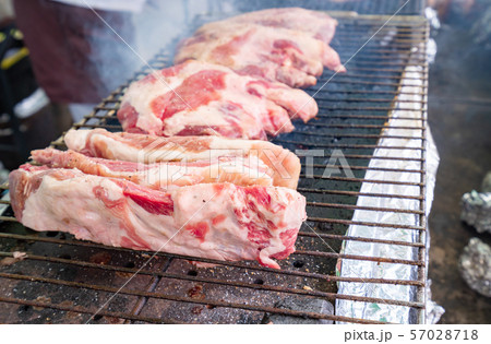 牛肉の炭火焼を販売しているお店の写真 牛肉の炭火焼を販売しているお店の写真 57028718