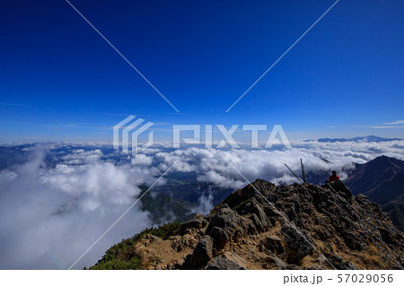 《長野県 八ヶ岳連峰》 赤岳頂上からの雲海と富士山 57029056