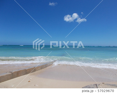 沖縄　海　青空　砂浜 57029670