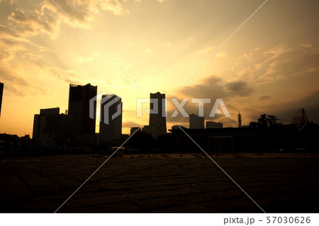 横浜みなとみらいの夕景 横浜みなとみらいの夕景 57030626
