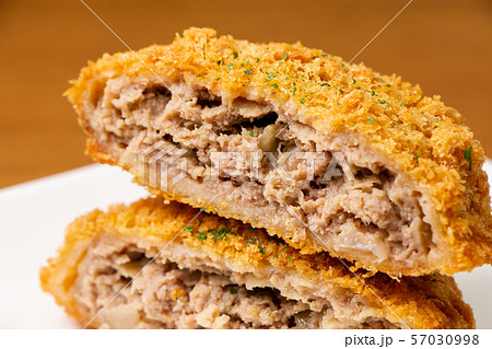 ミンチカツ(メンチカツ)の断面。 57030998