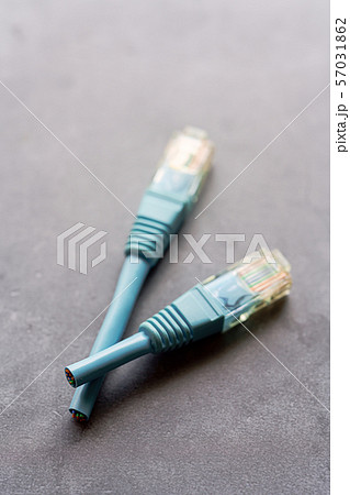 切断されたネットワークケーブル 57031862