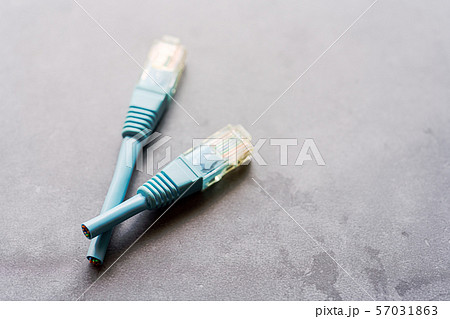 切断されたネットワークケーブル 57031863