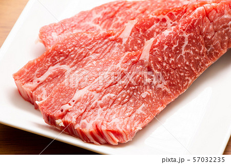 焼肉用牛肉。国産牛カルビ(前バラ)。 57032235