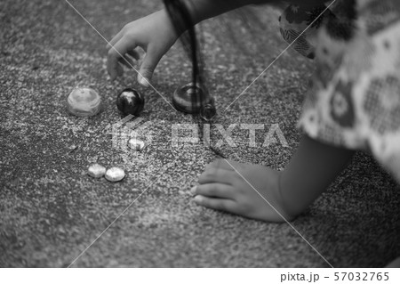 モノクロビー玉とおはじきと浴衣の女の子 57032765