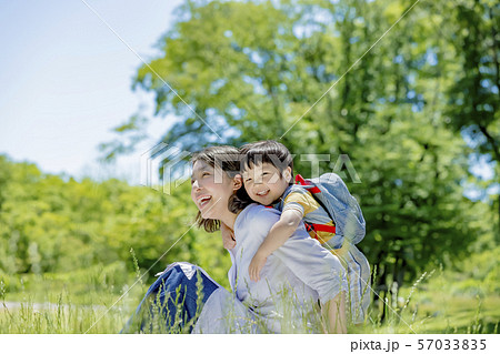 公園で遊ぶ母親と息子 公園で遊ぶ母親と息子 57033835