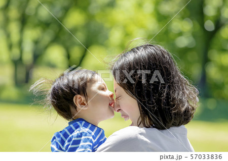 公園で遊ぶ母親と息子 公園で遊ぶ母親と息子 57033836