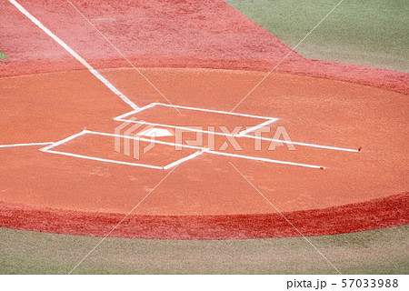 野球場のダートサークル 本塁 ホームベース バッターボックス 57033988