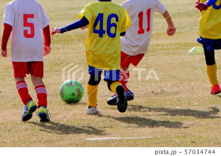 サッカーボールを追いかける少年たち 少年サッカーの試合の様子 の写真素材