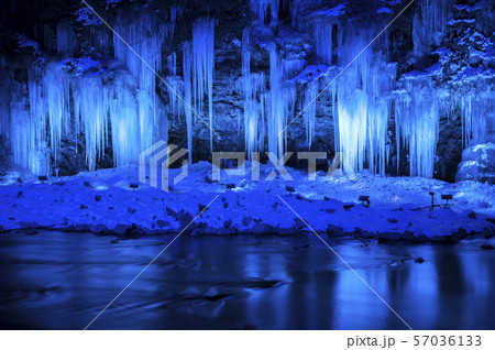 【埼玉県秩父市】三十槌の氷柱のライトアップ 57036133
