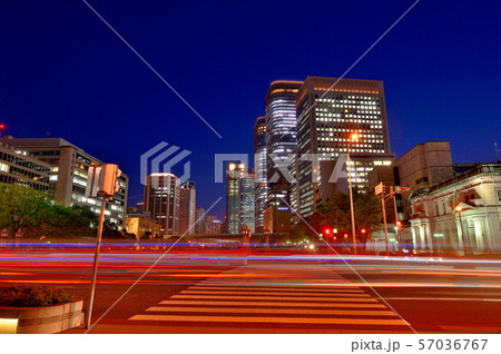 御堂筋大阪市役所側の淀屋橋付近からの夜景 御堂筋大阪市役所側の淀屋橋付近からの夜景 57036767