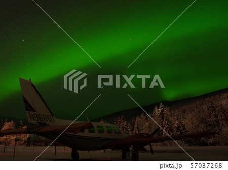 アラスカのオーロラと飛行機 57037268