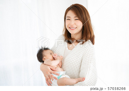 お母さんに抱っこされる赤ちゃん お母さんに抱っこされる赤ちゃん 57038266
