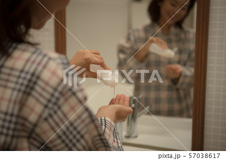 a thirty-something woman 57038617