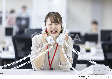 オフィス　若い女性　電話対応 57038834