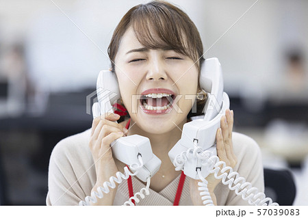 オフィス　若い女性　電話 57039083