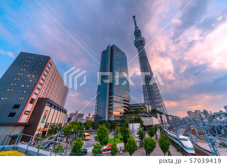 日本の東京都市景観 押上駅前や東京スカイツリーなどを望む 57039419