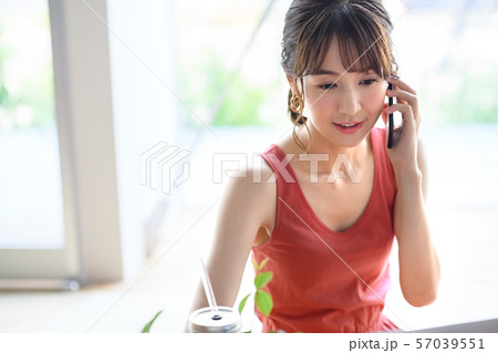 ビジネス　オフィス　スマホ　女性　カジュアル 57039551
