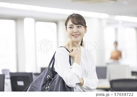 ビジネスイメージ　若い女性 57039722