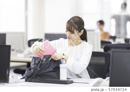 ビジネスイメージ 若い女性 ビジネスイメージ 若い女性 57039724