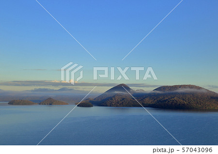 [定額] 北海道、秋、早朝の洞爺湖の風景 57043096