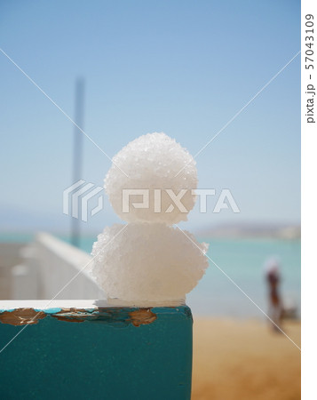 死海の海底から採取した塩のかたまりで作った雪だるま 57043109