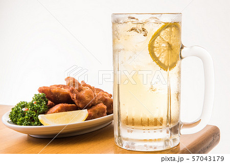 ハイボールと若鶏の唐揚げ ハイボールと若鶏の唐揚げ 57043179