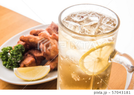 ハイボールと若鶏の唐揚げ ハイボールと若鶏の唐揚げ 57043181