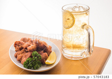 ハイボールと若鶏の唐揚げ ハイボールと若鶏の唐揚げ 57043183