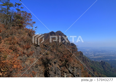 秋の妙義山、表縦走の鷹戻しからの風景 57043277
