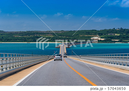 沖縄 宮古島 日本一長い橋 伊良部大橋を走行中 沖縄 宮古島 日本一長い橋 伊良部大橋を走行中 57043650