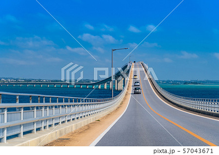 沖縄 宮古島 日本一長い橋 伊良部大橋を走行中 沖縄 宮古島 日本一長い橋 伊良部大橋を走行中 57043671