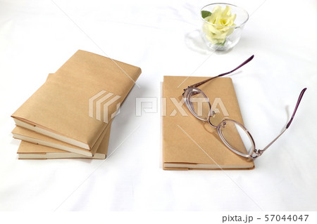 本　読書　眼鏡 57044047