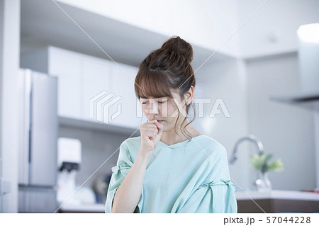 女性　風邪　咳　喉 57044228