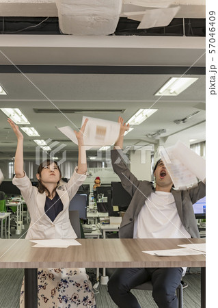 【ビジネスシーン　やってられない】 57046409