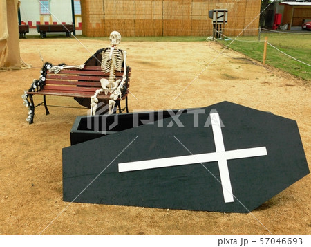ハロウイン会場の骸骨と棺桶 ハロウイン会場の骸骨と棺桶 57046693