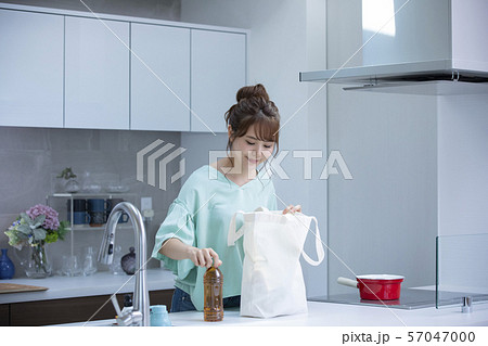 女性　エコバッグ　買い物 57047000