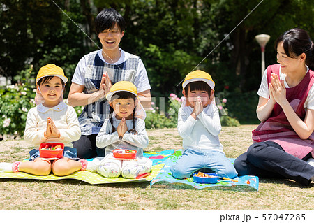 公園でお弁当を食べる園児 公園でお弁当を食べる園児 57047285