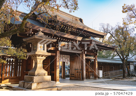 湊川神社 夕陽に照らされた表門 湊川神社 夕陽に照らされた表門 57047429