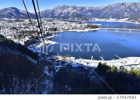 河口湖ロープウェイ山頂駅から河口湖と市街地 57047693