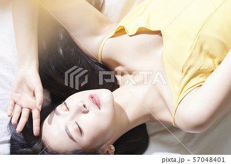 女性　ビューティー　俯瞰 57048401