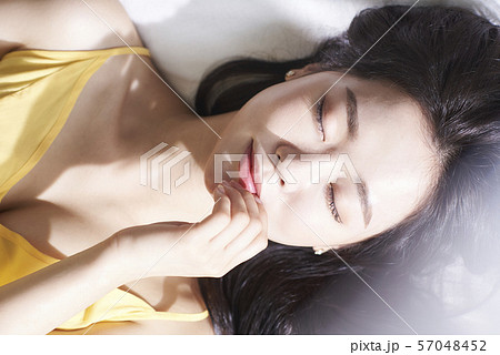 女性 ビューティー 俯瞰 女性 ビューティー 俯瞰 57048452