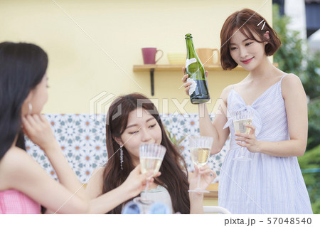 女子旅　リゾート 57048540