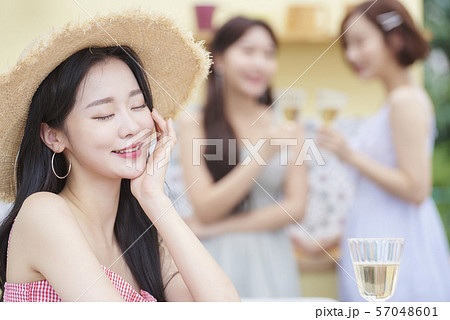 女子旅　リゾート 57048601