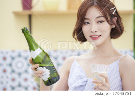 女子旅　リゾート 57048751