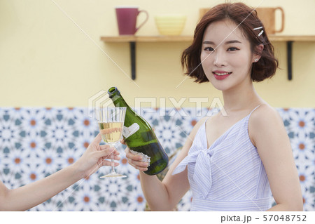 女子旅　リゾート 57048752