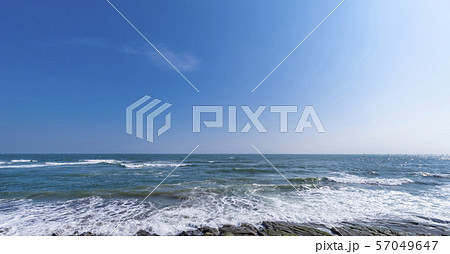 夏の稲村ヶ崎の海岸風景 夏の稲村ヶ崎の海岸風景 57049647